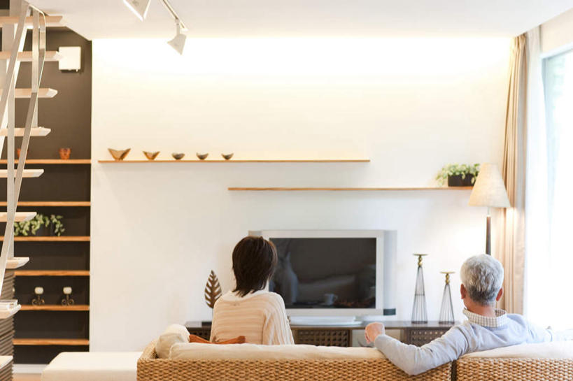 东方人,两个人,客厅,坐,横图,室内,白天,植物,窗帘,柜子,家具,楼梯,沙发,电视,服装,环保,装饰,盆栽,阶梯,墙,盆景,休闲装,黄种人,墙壁,墙面,台阶,背面,衣服,绿色,白色,灰色,自然,帘子,橱柜,液晶电视,休闲,休闲服,遮阳,清晰,服饰,轻薄,生长,成长,华丽,修饰,回收,点缀,资源,起居室,彩电,布艺沙发,利用,便携,低碳,循环,衬托,美观,雅致,雅观,彩色电视机,客堂,老年男性,老年女性,男人,男性,女人,女性,亚洲人,电视机,坐着,半身,彩图,高清