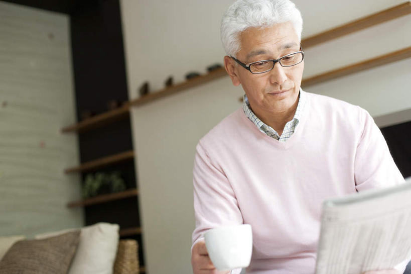 咖啡,东方人,一个人,客厅,坐,横图,室内,白天,仰视,阅读,幸福,植物,柜子,靠垫,沙发,报纸,杯子,电视,亚洲,仅一个男性,仅一个人,戴,学习,服装,环保,装饰,瓷器,盆栽,眼镜,咖啡杯,靠枕,盆景,陶瓷制品,一杯,拿,拿着,注视,休闲装,黄种人,娱乐,饮料,一个,衣服,绿色,白色,灰色,自然,抱枕,橱柜,液晶电视,枕头,观察,看,仅一个老年男性,享受,休闲,温馨,休闲服,放松,乐趣,清晰,浏览,服饰,轻薄,生长,单个,成长,观看,华丽,修饰,回收,点缀,戴着,资源,察看,提神,起居室,舒适,关注,彩电,瓷杯,醒脑,近视眼镜,布艺沙发,利用,便携,低碳,循环,衬托,美观,雅致,雅观,软饮料,彩色电视机,客堂,老年男性,男人,男性,亚洲人,电视机,坐着,半身,彩图,低角度拍摄,高清