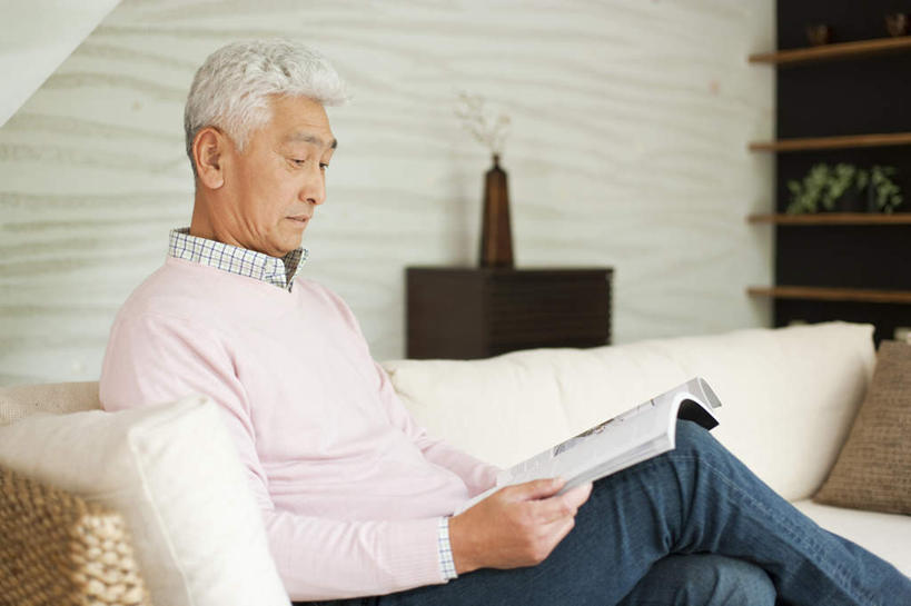 东方人,一个人,客厅,坐,横图,室内,白天,侧面,看书,阅读,壁纸,柜子,靠垫,沙发,书籍,亚洲,仅一个男性,仅一个人,学习,花纹,服装,装饰,图案,墙,靠枕,二郎腿,拿,拿着,注视,休闲装,黄种人,墙壁,墙面,一个,衣服,白色,灰色,书本,抱枕,橱柜,枕头,观察,看,仅一个老年男性,休闲,休闲服,读书,浏览,服饰,单个,观看,华丽,修饰,点缀,察看,起居室,关注,布艺沙发,衬托,美观,雅致,雅观,客堂,老年男性,男人,男性,亚洲人,墙纸,书,图书,坐着,半身,彩图