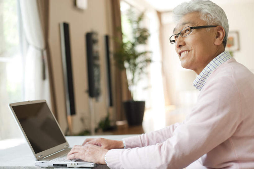 东方人,一个人,坐,笑,微笑,露齿笑,横图,室内,白天,侧面,电脑,笔记本电脑,植物,窗户,窗帘,落地窗,亚洲,仅一个男性,仅一个人,戴,敲打,服装,朦胧,模糊,装饰,网络,盆栽,眼镜,盆景,茶几,注视,休闲装,黄种人,输入,通讯设备,玻璃窗,衣服,绿色,白色,自然,帘子,打字,观察,看,仅一个老年男性,休闲,休闲服,遮阳,服饰,生长,成长,观看,点击,华丽,修饰,一台,敲击,点缀,戴着,察看,无线,关注,通信设备,无线网络,近视眼镜,无线上网,便携式电脑,衬托,美观,雅致,雅观,按键,手提电脑,老年男性,男人,男性,亚洲人,坐着,半身,彩图