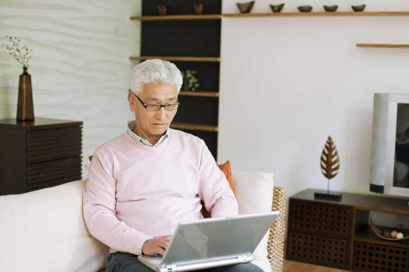 东方人,一个人,客厅,坐,捧,横图,室内,白天,正面,显示器,植物,柜子,沙发,亚洲,仅一个男性,仅一个人,戴,敲打,服装,装饰,盆栽,屏幕,眼镜,盆景,注视,休闲装,黄种人,输入,显示屏,衣服,绿色,白色,自然,橱柜,打字,观察,看,仅一个老年男性,休闲,休闲服,服饰,生长,成长,观看,点击,华丽,修饰,敲击,点缀,戴着,察看,起居室,关注,近视眼镜,布艺沙发,输出设备,衬托,美观,雅致,雅观,客堂,按键,老年男性,男人,男性,亚洲人,端,端着,捧着,手捧,坐着,半身,彩图