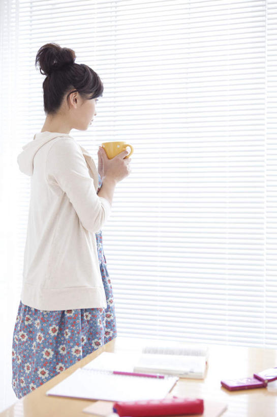 东方人,一个人,站,打电话,竖图,室内,白天,侧面,窗户,桌子,杯子,电话,手机,书籍,亚洲,仅一个年轻女性,仅一个女性,仅一个人,一本,许多,握,服装,木制,笔,材料,档案,文件,百叶窗,办公桌,办公用品,注视,休闲装,黄种人,通讯设备,文具,衣服,粉色,黄色,木制品,水杯,学习用品,资料,观察,看,站着,休闲,休闲服,握着,服饰,观看,文具用品,一支,察看,关注,文档,交流,年轻女性,女人,女性,亚洲人,茶杯,书,图书,沟通,通话,站立,半身,彩图