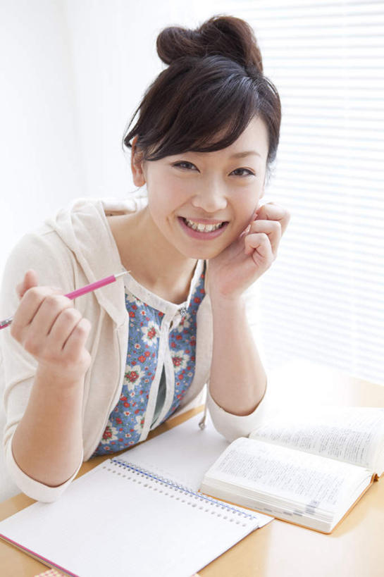东方人,一个人,坐,笑,微笑,露齿笑,竖图,室内,白天,正面,窗户,桌子,书籍,亚洲,仅一个年轻女性,仅一个女性,仅一个人,一本,撑,握,服装,木制,笔,百叶窗,办公桌,办公用品,记事本,拿,拿着,托腮,注视,休闲装,黄种人,文具,衣服,粉色,白色,本子,笔记本,木制品,学习用品,观察,看,托,休闲,休闲服,握着,服饰,观看,文具用品,察看,关注,托下巴,年轻女性,女人,女性,亚洲人,书,图书,坐着,半身,彩图
