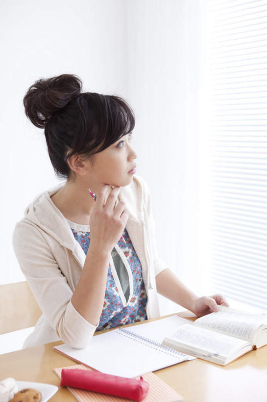 点心,东方人,一个人,坐,捏,竖图,室内,白天,正面,窗户,桌子,书籍,亚洲,仅一个年轻女性,仅一个女性,仅一个人,一本,撑,服装,木制,陶瓷,百叶窗,办公桌,食品,甜点,甜品,记事本,陶瓷制品,捏着,扭头,托腮,注视,休闲装,黄种人,食物,糕点,一个,衣服,红色,白色,本子,笔袋,笔记本,盘子,木制品,甜食,打开,观察,看,托,转头,休闲,休闲服,服饰,单个,观看,察看,开启,关注,托下巴,年轻女性,女人,女性,亚洲人,书,图书,坐着,半身,彩图,书页