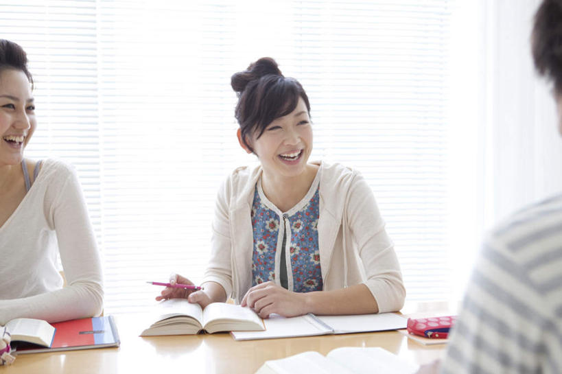 东方人,背部,三个人,伙伴,朋友,坐,笑,微笑,露齿笑,横图,室内,白天,正面,友谊,窗户,桌子,书籍,亚洲,撑,握,服装,木制,笔,百叶窗,办公桌,办公用品,记事本,拿,拿着,注视,休闲装,黄种人,文具,一个,衣服,红色,白色,本子,笔袋,笔记本,木制品,学习用品,观察,看,休闲,休闲服,握着,服饰,单个,观看,两本,文具用品,察看,撑着,关注,友情,男人,男性,年轻男性,年轻女性,女人,女性,亚洲人,书,图书,坐着,半身,彩图