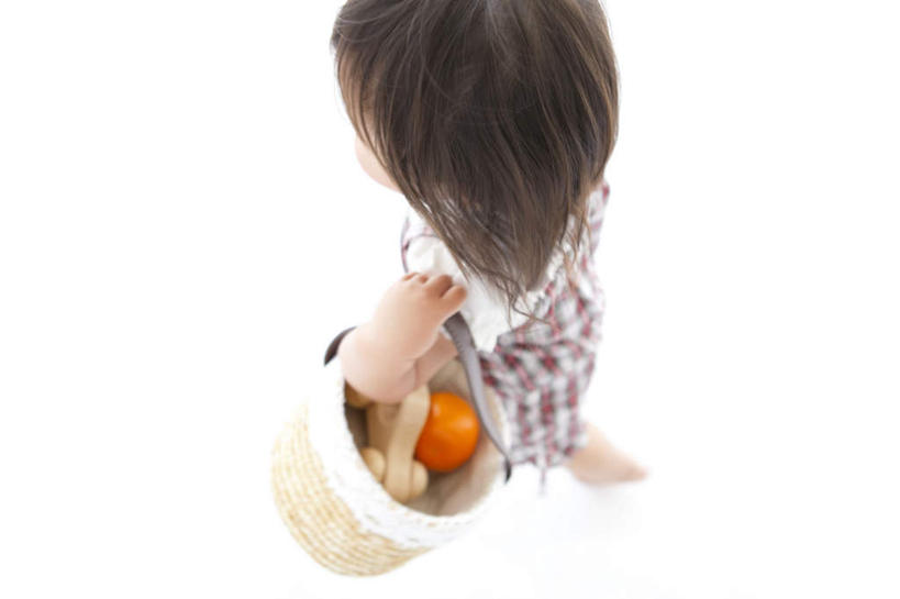 东方人,儿童,背,一个人,走,交叉,横图,俯视,室内,白天,白色背景,游戏,纯洁,智慧,竹子,柑橘,玩具,亚洲,仅一个女性,仅一个人,竹制,服装,编织,木制,格子,篮子,玩,黄种人,娱乐,一个,小孩,衣服,木制品,竹篮,背着,仅一个小孩,休闲,背带裤,积木,可爱,童年,童趣,益智,摄影,服饰,影棚,单个,活动,竹条,交织,竹制品,思维,衣着,穿着,发泄,消遣,智力,想象,童真,烂漫,无邪,宣泄,衣饰,穿插,天真,女孩,女人,女性,亚洲人,孩子,长发,橘子,桔子,橙子,橙,步行,散步,玩耍,嬉戏,走路,半身,彩图,高角度拍摄,影棚拍摄,拍摄,女生