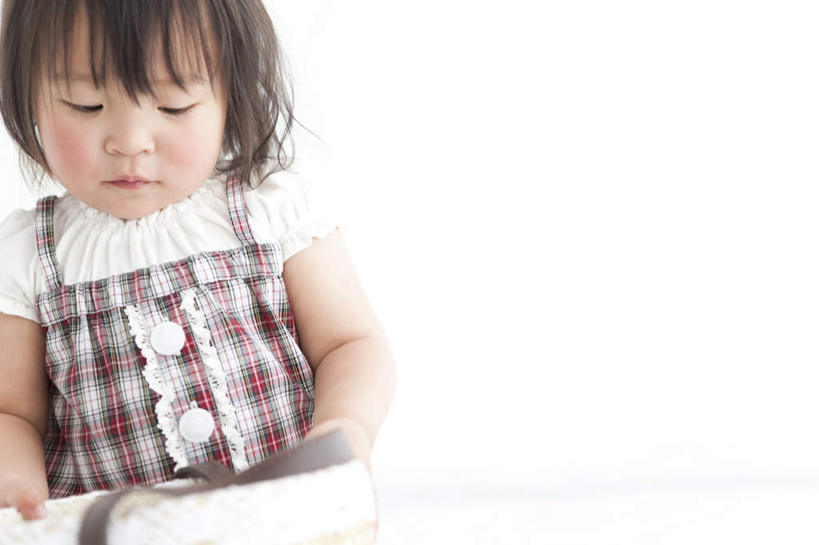 东方人,儿童,一个人,交叉,横图,室内,白天,白色背景,正面,纯洁,竹子,亚洲,仅一个女性,仅一个人,握,竹制,服装,编织,格子,篮子,拿,拿着,黄种人,小孩,衣服,竹篮,低头,仅一个小孩,背带裤,可爱,童年,童趣,握着,摄影,服饰,影棚,竹条,交织,竹制品,衣着,穿着,童真,烂漫,无邪,衣饰,穿插,天真,女孩,女人,女性,亚洲人,孩子,长发,半身,彩图,影棚拍摄,拍摄,女生