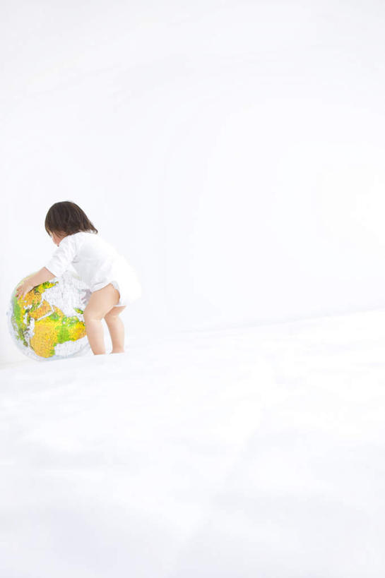 东方人,儿童,一个人,站,捧,竖图,室内,白天,白色背景,游戏,纯洁,仪器,海洋,地图,玩具,亚洲,仅一个女性,仅一个人,弯腰,短裤,服装,网格,地球仪,线条,塑料,世界地图,地球,陆地,玩,全球,黄种人,娱乐,球,一个,小孩,背面,衣服,白色,经纬线,模型,塑料制品,站着,仅一个小孩,休闲,球体,可爱,童年,童趣,益智,摄影,地理,国家,服饰,影棚,单个,活动,大陆,世界,衣着,穿着,发泄,消遣,智力,纬线,版图,经线,童真,烂漫,无邪,经纬仪,地理学,宣泄,弯身,衣饰,天真,女孩,女人,女性,亚洲人,孩子,端,端着,捧着,手捧,玩耍,嬉戏,站立,彩图,全身,影棚拍摄,拍摄,大洋,大洲,女生