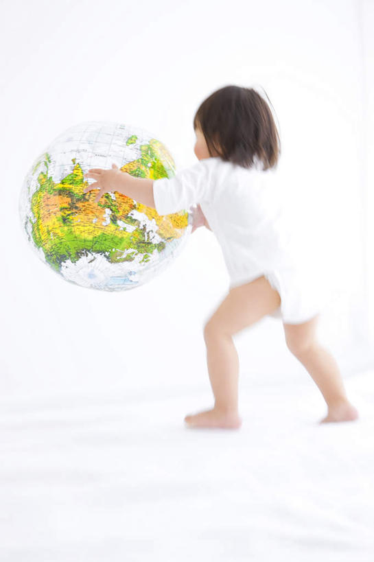 东方人,儿童,一个人,走,捧,竖图,室内,白天,白色背景,侧面,游戏,纯洁,仪器,海洋,地图,玩具,亚洲,仅一个女性,仅一个人,短裤,服装,网格,地球仪,线条,塑料,世界地图,地球,陆地,玩,全球,黄种人,娱乐,球,一个,小孩,衣服,白色,经纬线,模型,塑料制品,仅一个小孩,休闲,球体,可爱,童年,童趣,益智,摄影,地理,国家,服饰,影棚,单个,活动,大陆,世界,衣着,穿着,发泄,消遣,智力,纬线,版图,经线,童真,烂漫,无邪,经纬仪,地理学,宣泄,衣饰,天真,女孩,女人,女性,亚洲人,孩子,步行,端,端着,捧着,散步,手捧,玩耍,嬉戏,走路,彩图,全身,影棚拍摄,拍摄,大洋,大洲,女生