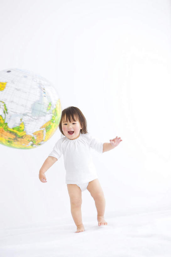 东方人,儿童,一个人,站,伸展双臂,笑,微笑,露齿笑,竖图,室内,白天,白色背景,正面,游戏,纯洁,仪器,海洋,地图,玩具,亚洲,仅一个女性,仅一个人,短裤,服装,网格,地球仪,线条,世界地图,地球,陆地,玩,全球,注视,黄种人,娱乐,球,一个,小孩,衣服,白色,经纬线,模型,观察,看,站着,仅一个小孩,休闲,球体,塑料瓶,可爱,腾空,童年,童趣,益智,摄影,空中,地理,国家,服饰,影棚,单个,观看,活动,大陆,察看,世界,衣着,穿着,发泄,关注,消遣,智力,纬线,版图,经线,童真,烂漫,无邪,经纬仪,地理学,宣泄,衣饰,天真,女孩,女人,女性,亚洲人,孩子,敞开双臂,伸开双臂,玩耍,嬉戏,展开双肩,站立,张开手臂,张开双臂,彩图,全身,影棚拍摄,拍摄,大洋,大洲,女生