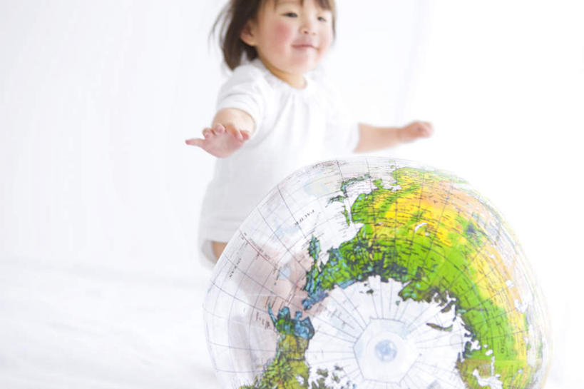 东方人,儿童,一个人,站,横图,室内,白天,白色背景,正面,游戏,纯洁,仪器,海洋,地图,玩具,亚洲,仅一个女性,仅一个人,短裤,服装,网格,地球仪,线条,塑料,世界地图,地球,陆地,拿,玩,全球,注视,黄种人,娱乐,球,一个,小孩,衣服,白色,经纬线,模型,塑料制品,观察,看,站着,仅一个小孩,休闲,球体,可爱,童年,童趣,益智,摄影,地理,国家,服饰,影棚,单个,观看,活动,大陆,察看,世界,衣着,穿着,发泄,关注,消遣,智力,纬线,版图,经线,童真,烂漫,无邪,经纬仪,地理学,宣泄,衣饰,天真,女孩,女人,女性,亚洲人,孩子,玩耍,嬉戏,站立,半身,彩图,影棚拍摄,拍摄,大洋,大洲,女生