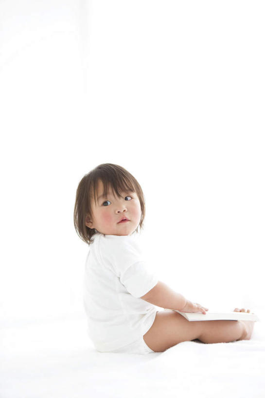 东方人,儿童,眼睛,眉毛,睫毛,一个人,坐,捧,竖图,室内,白天,白色背景,纯洁,书籍,亚洲,瞳孔,仅一个女性,仅一个人,短裤,服装,扭头,注视,黄种人,小孩,背面,衣服,白色,黑色,观察,看,转头,仅一个小孩,可爱,童年,童趣,眼部,摄影,服饰,影棚,观看,察看,衣着,穿着,关注,童真,烂漫,无邪,衣饰,天真,女孩,女人,女性,亚洲人,孩子,睫,眉,眼,眼睫毛,眼眉,书,图书,端,端着,捧着,手捧,坐着,彩图,全身,影棚拍摄,拍摄,眼眉毛,女生