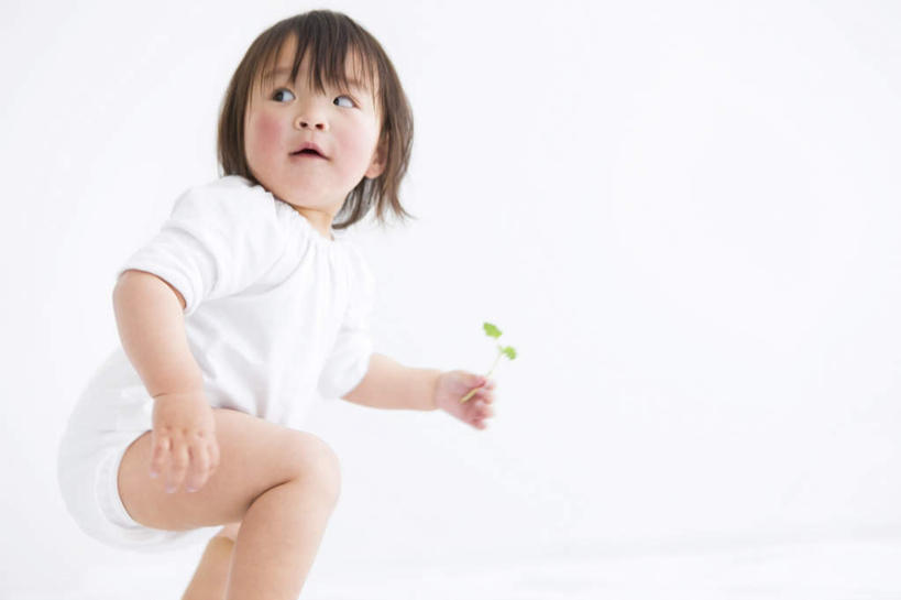 东方人,儿童,一个人,走,笑,微笑,露齿笑,横图,室内,白天,白色背景,侧面,纯洁,叶子,亚洲,仅一个女性,仅一个人,短裤,服装,绿叶,拿,拿着,扭头,注视,黄种人,小孩,衣服,白色,树苗,观察,看,转头,仅一个小孩,嫩叶,可爱,童年,童趣,摄影,服饰,影棚,观看,察看,衣着,穿着,关注,瞪眼,童真,烂漫,无邪,衣饰,天真,女孩,女人,女性,亚洲人,孩子,叶,叶片,步行,散步,走路,半身,彩图,影棚拍摄,拍摄,女生