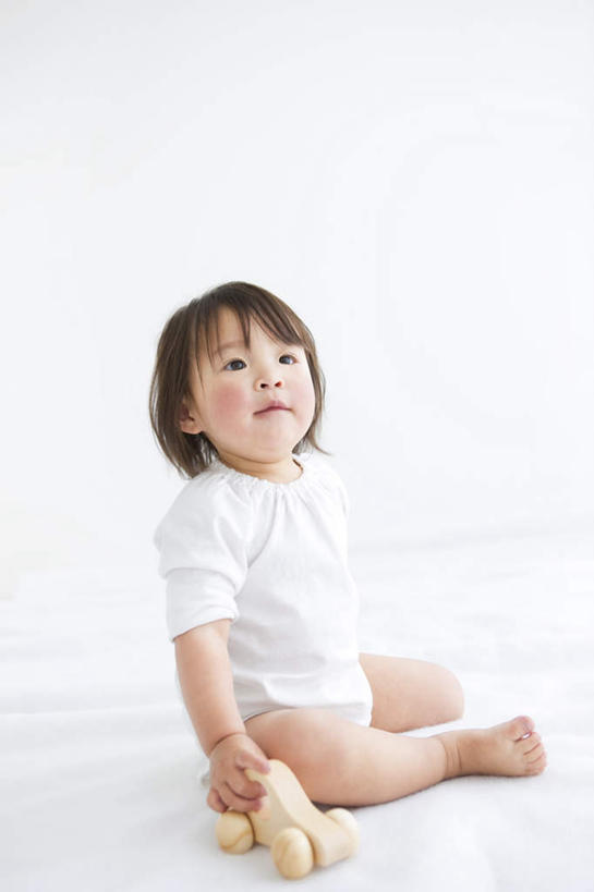 东方人,儿童,一个人,坐,竖图,俯视,室内,白天,白色背景,游戏,纯洁,智慧,玩具,亚洲,仅一个女性,仅一个人,短裤,服装,木制,拿,玩,拿着,注视,黄种人,娱乐,一个,小孩,衣服,白色,木制品,观察,看,仅一个小孩,休闲,积木,可爱,童年,童趣,益智,摄影,服饰,影棚,单个,观看,活动,察看,思维,衣着,穿着,发泄,关注,消遣,智力,想象,童真,烂漫,无邪,宣泄,衣饰,天真,女孩,女人,女性,亚洲人,孩子,抬头,玩耍,嬉戏,仰头,坐着,彩图,高角度拍摄,全身,影棚拍摄,拍摄,女生