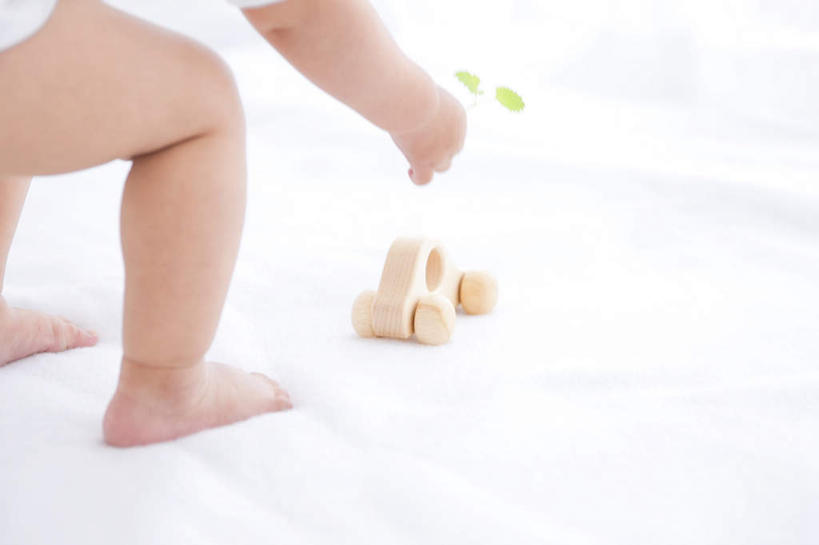 东方人,儿童,一个人,蹲,横图,俯视,室内,白天,白色背景,游戏,纯洁,智慧,玩具,叶子,亚洲,仅一个女性,仅一个人,一片,短裤,服装,木制,绿叶,拿,玩,拿着,黄种人,娱乐,一个,小孩,衣服,白色,木制品,树苗,仅一个小孩,休闲,嫩叶,积木,可爱,童年,童趣,益智,摄影,服饰,影棚,单个,活动,思维,衣着,穿着,发泄,消遣,智力,想象,童真,烂漫,无邪,宣泄,衣饰,天真,女孩,女人,女性,亚洲人,孩子,叶,叶片,蹲着,玩耍,嬉戏,半身,彩图,高角度拍摄,影棚拍摄,拍摄,女生