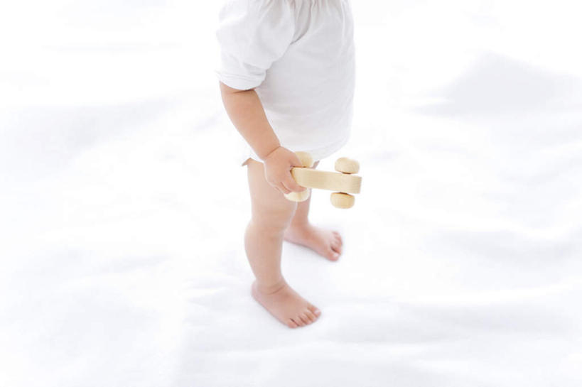 东方人,儿童,一个人,站,横图,俯视,室内,白天,白色背景,游戏,纯洁,智慧,玩具,亚洲,仅一个女性,仅一个人,握,短裤,服装,木制,拿,玩,拿着,黄种人,娱乐,一个,小孩,衣服,白色,木制品,站着,仅一个小孩,休闲,积木,可爱,童年,童趣,益智,握着,摄影,服饰,影棚,单个,活动,思维,衣着,穿着,发泄,消遣,智力,想象,童真,烂漫,无邪,宣泄,衣饰,天真,女孩,女人,女性,亚洲人,孩子,玩耍,嬉戏,站立,半身,彩图,高角度拍摄,影棚拍摄,拍摄,女生