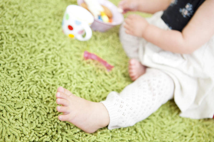 东方人,儿童,一个人,横图,俯视,室内,白天,裙子,纯洁,杯子,纺织品,亚洲,仅一个女性,仅一个人,装饰,背心,毛毯,毯子,陶瓷,陶瓷制品,黄种人,食物,纺织,一个,小孩,绿色,白色,黑色,水杯,垫子,碗,仅一个小孩,温暖,赤脚,可爱,童年,童趣,短裙,单个,半身裙,华丽,修饰,点缀,童真,烂漫,无邪,衬托,美观,雅致,雅观,天真,女孩,女人,女性,亚洲人,孩子,茶杯,半身,彩图,高角度拍摄,女生