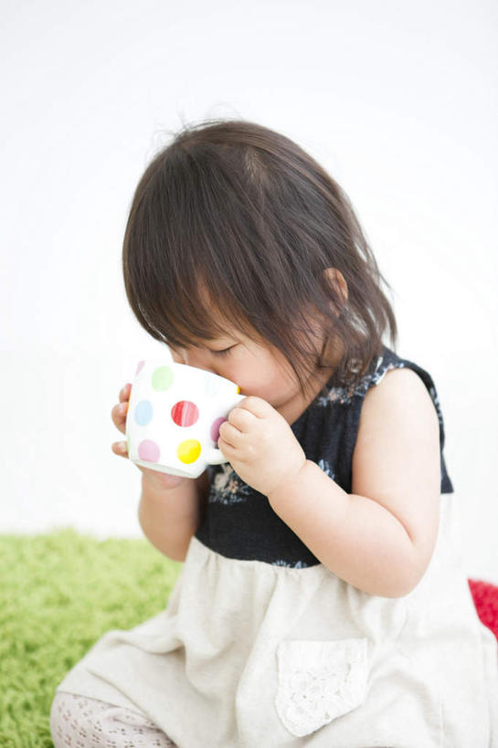 东方人,儿童,一个人,捧,竖图,室内,白天,正面,裙子,纯洁,杯子,纺织品,亚洲,仅一个女性,仅一个人,喝,装饰,背心,毛毯,毯子,陶瓷,陶瓷制品,黄种人,纺织,一个,小孩,绿色,白色,黑色,水杯,垫子,仅一个小孩,温暖,可爱,童年,童趣,短裙,单个,半身裙,华丽,修饰,点缀,童真,烂漫,无邪,衬托,美观,雅致,雅观,天真,女孩,女人,女性,亚洲人,孩子,茶杯,端,端着,捧着,手捧,半身,彩图,女生