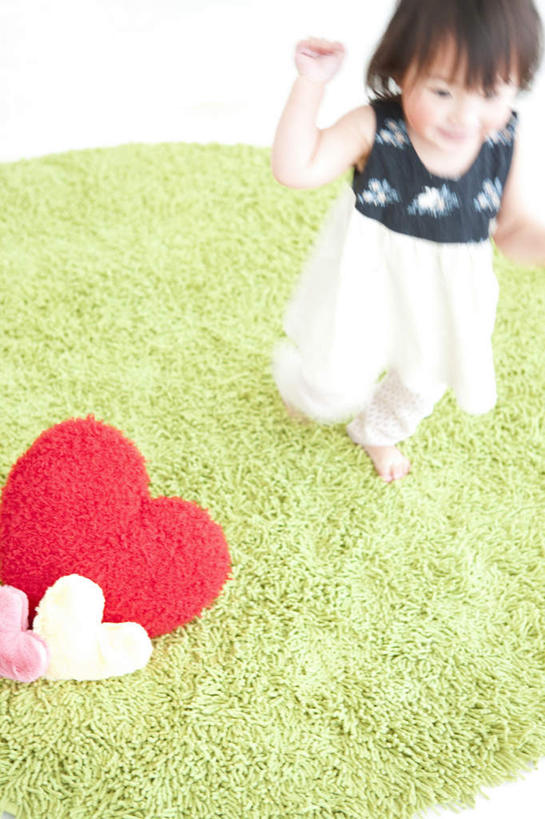 东方人,儿童,一个人,站,笑,微笑,露齿笑,竖图,俯视,室内,白天,裙子,爱情,跳舞,纯洁,靠垫,纺织品,亚洲,仅一个女性,仅一个人,爱心,朦胧,模糊,装饰,背心,毛毯,毯子,靠枕,浪漫,注视,黄种人,纺织,三个,小孩,粉色,黄色,红色,白色,黑色,抱枕,垫子,枕头,观察,看,站着,仅一个小孩,温暖,温馨,心形,恩爱,可爱,童年,童趣,短裙,观看,半身裙,华丽,修饰,点缀,和睦,察看,关注,舞姿,童真,烂漫,无邪,衬托,美观,雅致,雅观,天真,女孩,女人,女性,亚洲人,孩子,心型,站立,半身,彩图,高角度拍摄,舞蹈,融洽,女生