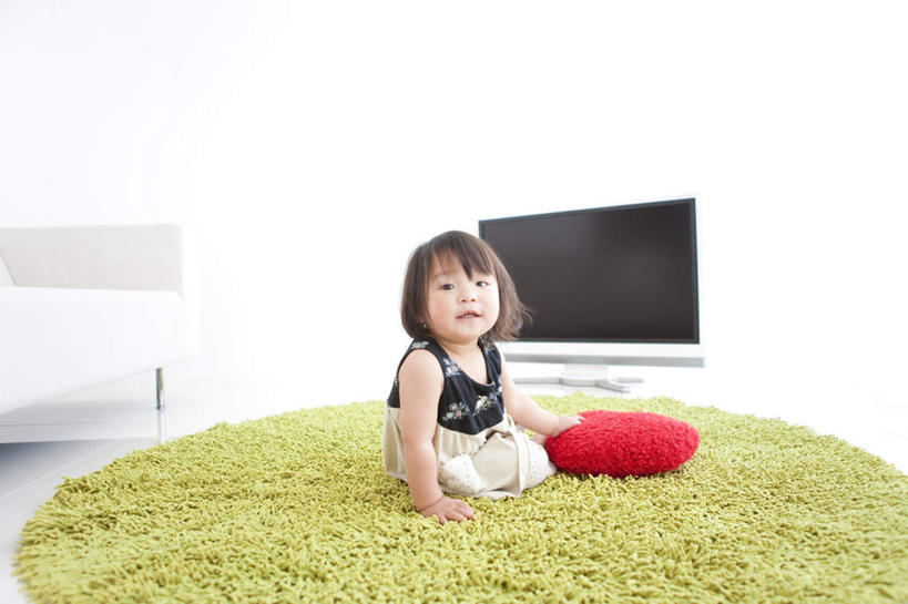 东方人,儿童,一个人,客厅,坐,笑,摸,微笑,露齿笑,横图,室内,白天,正面,裙子,爱情,纯洁,靠垫,沙发,电视,纺织品,亚洲,仅一个女性,仅一个人,一块,撑,抚摸,爱心,环保,装饰,背心,毛毯,毯子,靠枕,浪漫,注视,黄种人,纺织,一个,小孩,红色,绿色,白色,黑色,抱枕,垫子,液晶电视,枕头,观察,看,仅一个小孩,温暖,温馨,心形,恩爱,可爱,清晰,童年,童趣,短裙,轻薄,单个,观看,半身裙,华丽,修饰,回收,点缀,和睦,资源,察看,起居室,撑着,关注,彩电,布艺沙发,利用,童真,便携,低碳,烂漫,无邪,循环,衬托,美观,雅致,雅观,彩色电视机,客堂,天真,女孩,女人,女性,亚洲人,孩子,心型,电视机,触摸,接触,坐着,彩图,全身,融洽,高清,女生