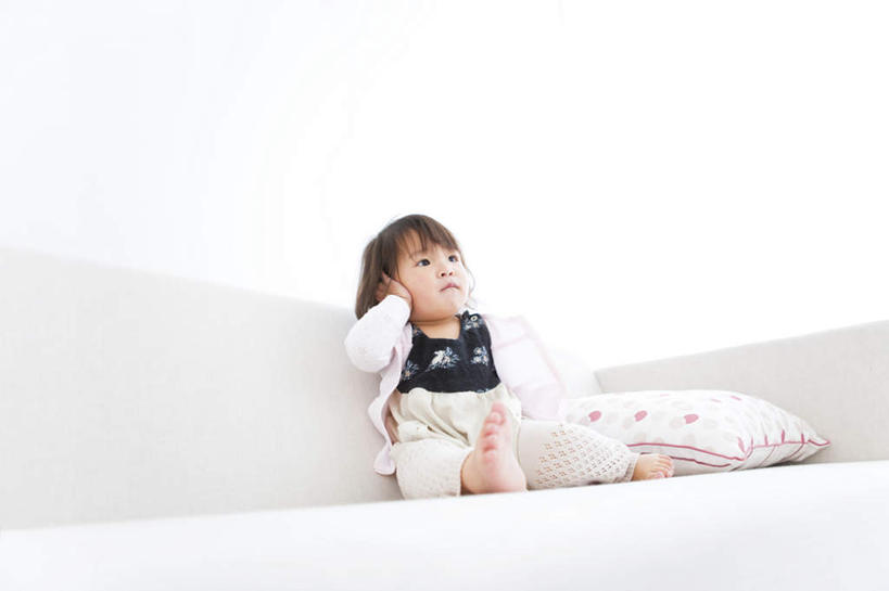 东方人,儿童,一个人,客厅,坐,横图,室内,白天,仰视,裙子,纯洁,靠垫,沙发,亚洲,仅一个女性,仅一个人,撑,背心,靠枕,注视,黄种人,一个,小孩,白色,黑色,抱枕,枕头,观察,看,仅一个小孩,赤脚,可爱,童年,童趣,短裙,单个,观看,半身裙,察看,起居室,撑着,关注,布艺沙发,童真,烂漫,无邪,客堂,天真,女孩,女人,女性,亚洲人,孩子,坐着,彩图,低角度拍摄,全身,女生