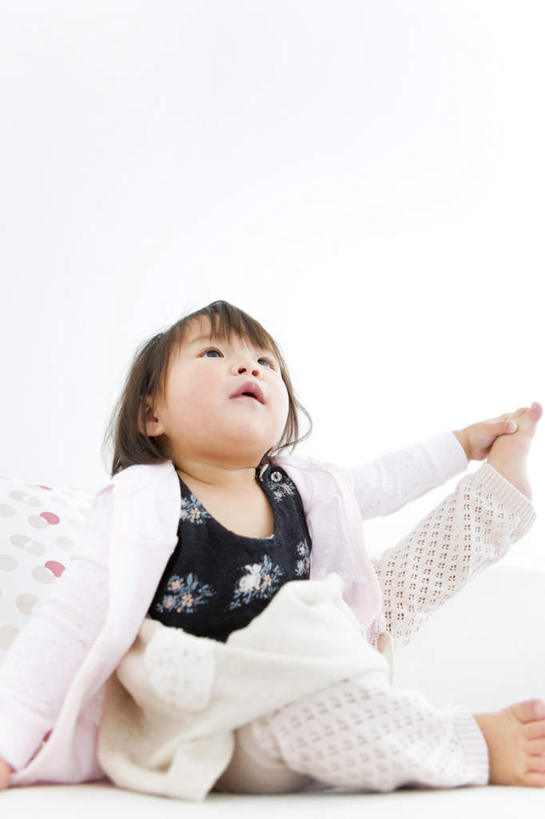 东方人,儿童,脚,一个人,客厅,坐,摸,竖图,室内,白天,仰视,裙子,纯洁,靠垫,沙发,亚洲,仅一个女性,仅一个人,抚摸,背心,靠枕,抬腿,注视,黄种人,一个,小孩,白色,黑色,抱枕,枕头,观察,看,仅一个小孩,赤脚,可爱,童年,童趣,短裙,单个,观看,半身裙,察看,起居室,关注,足,布艺沙发,童真,烂漫,无邪,客堂,天真,女孩,女人,女性,亚洲人,孩子,触摸,接触,抬头,仰头,坐着,彩图,低角度拍摄,全身,女生