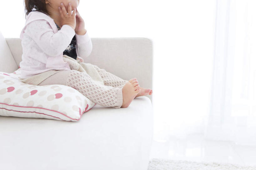 东方人,儿童,一个人,客厅,坐,横图,室内,白天,侧面,裙子,纯洁,靠垫,沙发,亚洲,仅一个女性,仅一个人,撑,背心,靠枕,托腮,注视,黄种人,一个,小孩,白色,黑色,抱枕,枕头,观察,看,托,仅一个小孩,赤脚,可爱,童年,童趣,短裙,单个,观看,半身裙,察看,起居室,关注,托下巴,布艺沙发,童真,烂漫,无邪,客堂,天真,女孩,女人,女性,亚洲人,孩子,坐着,半身,彩图,女生