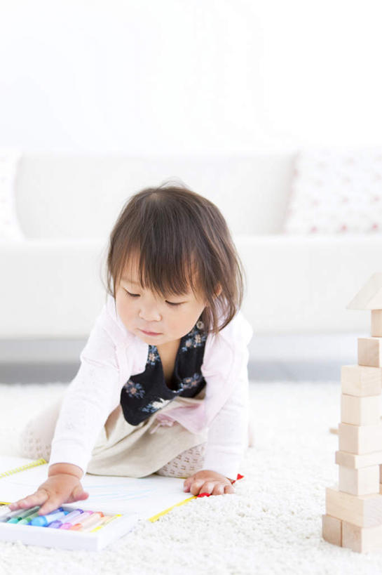 东方人,儿童,一个人,客厅,坐,竖图,室内,白天,正面,裙子,绘画,游戏,纯洁,智慧,靠垫,沙发,玩具,亚洲,仅一个女性,仅一个人,一排,一张,许多,撑,整齐,木制,背心,笔,办公用品,靠枕,拿,玩,注视,黄种人,娱乐,文具,排列,两个,小孩,红色,蓝色,绿色,紫色,白色,黑色,木制品,学习用品,抱枕,枕头,观察,看,仅一个小孩,休闲,积木,可爱,童年,童趣,益智,短裙,观看,活动,半身裙,文具用品,察看,起居室,撑着,思维,队列,发泄,关注,消遣,智力,水彩笔,想象,布艺沙发,童真,烂漫,无邪,宣泄,客堂,天真,女孩,女人,女性,亚洲人,孩子,画纸,画画,玩耍,嬉戏,坐着,彩图,全身,女生