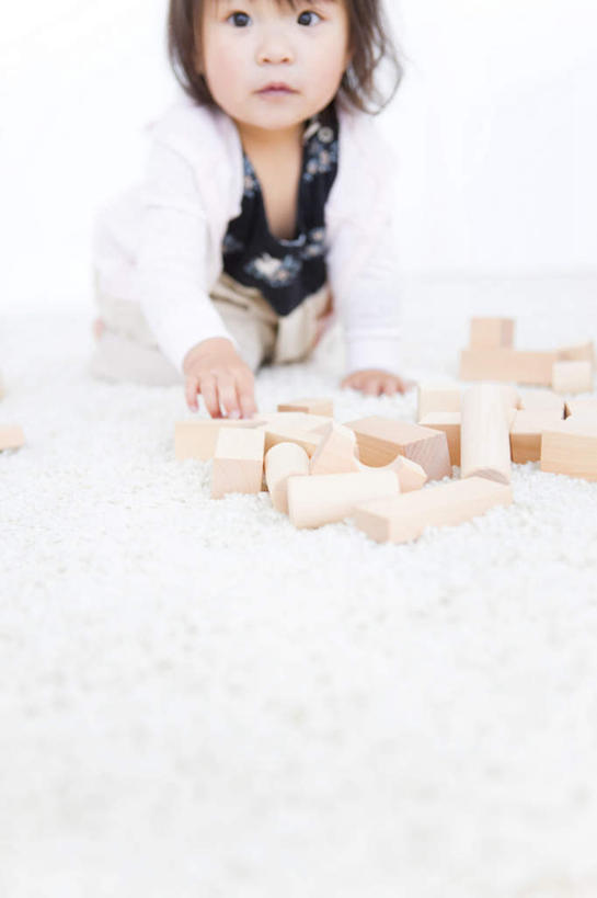 东方人,儿童,一个人,跪,竖图,室内,白天,正面,裙子,游戏,纯洁,智慧,玩具,亚洲,仅一个女性,仅一个人,许多,木制,背心,拿,玩,黄种人,娱乐,小孩,白色,黑色,木制品,仅一个小孩,休闲,积木,可爱,童年,童趣,益智,短裙,活动,半身裙,思维,发泄,消遣,智力,想象,童真,烂漫,无邪,宣泄,天真,女孩,女人,女性,亚洲人,孩子,跪着,玩耍,嬉戏,半身,彩图,女生