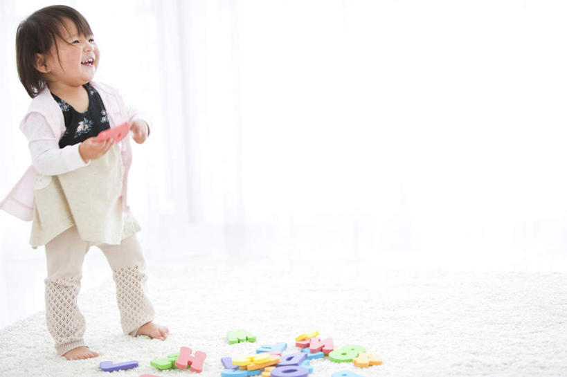 东方人,儿童,一个人,站,笑,微笑,露齿笑,横图,室内,白天,正面,裙子,游戏,纯洁,玩具,亚洲,仅一个女性,仅一个人,许多,握,英文,背心,标志,文字,字符,字母,拿,玩,拿着,注视,黄种人,娱乐,标识,小孩,黄色,红色,绿色,紫色,白色,黑色,观察,看,站着,仅一个小孩,休闲,可爱,童年,童趣,益智,握着,短裙,观看,活动,半身裙,英文字母,察看,发泄,关注,消遣,智力,童真,烂漫,无邪,宣泄,天真,女孩,女人,女性,亚洲人,孩子,玩耍,嬉戏,站立,彩图,全身,女生