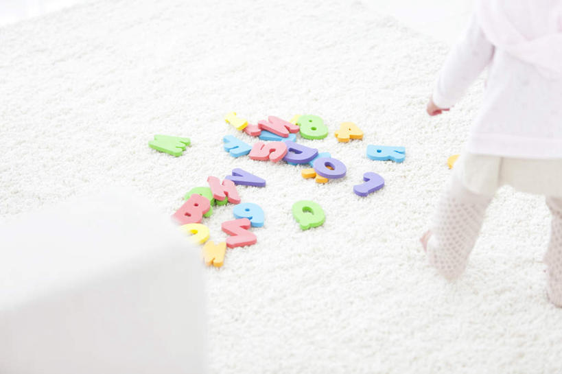 东方人,儿童,一个人,客厅,站,横图,俯视,室内,白天,游戏,纯洁,沙发,玩具,纺织品,亚洲,仅一个女性,仅一个人,许多,装饰,英文,标志,毛毯,毯子,文字,字符,字母,玩,注视,黄种人,娱乐,标识,纺织,小孩,黄色,红色,蓝色,绿色,紫色,白色,垫子,观察,看,站着,仅一个小孩,休闲,温暖,可爱,童年,童趣,益智,观看,活动,英文字母,华丽,修饰,点缀,察看,起居室,发泄,关注,消遣,智力,布艺沙发,童真,烂漫,无邪,宣泄,衬托,美观,雅致,雅观,客堂,天真,女孩,女人,女性,亚洲人,孩子,玩耍,嬉戏,站立,半身,彩图,高角度拍摄,女生