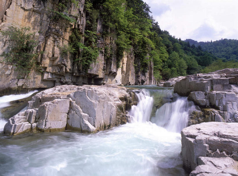 无人,横图,室外,白天,正面,旅游,度假,礁石,石头,美景,瀑布,水,植物,日本,亚洲,飞溅,湍急,溅,石子,液体,景观,水滴,云,云朵,云彩,娱乐,水珠,树,树木,蓝色,绿色,白云,蓝天,天空,自然,天,享受,休闲,景色,放松,生长,晴朗,成长,喷洒,自然风光,东亚,本州,本州岛,日本国,东北地方,福岛,福岛县,跌水,礁,石块,岩石,晴空,彩图