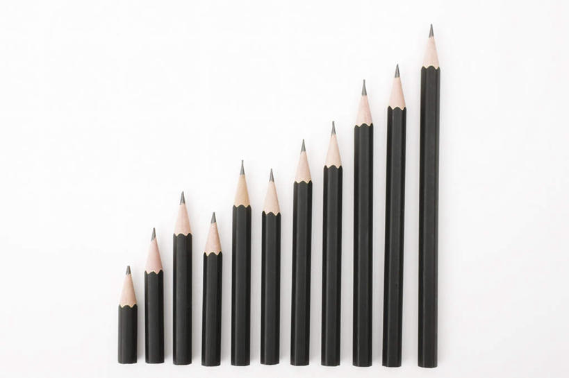 无人,攀登,横图,俯视,室内,特写,白天,白色背景,静物,一排,许多,整齐,笔,阶梯,办公用品,文具,排列,黑色,铅笔,学习用品,比较,摄影,影棚,上升,文具用品,队列,彩图,高角度拍摄,影棚拍摄,拍摄