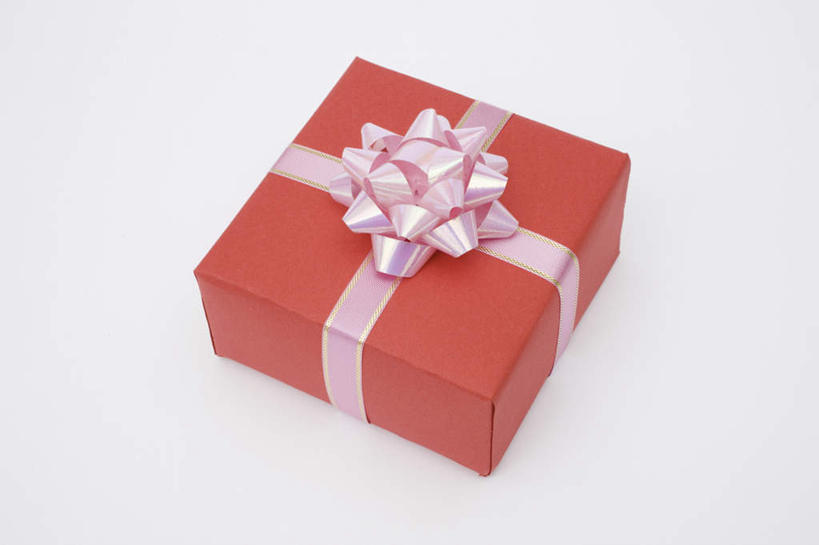 横图,俯视,室内,特写,白天,礼盒,礼物,装饰,包装,丝绸,丝带,纸盒,缎带,绸带,盒子,一个,粉色,红色,包装盒,礼品盒,礼品,单个,捆绑,华丽,修饰,点缀,束缚,衬托,美观,雅致,雅观,彩图,高角度拍摄