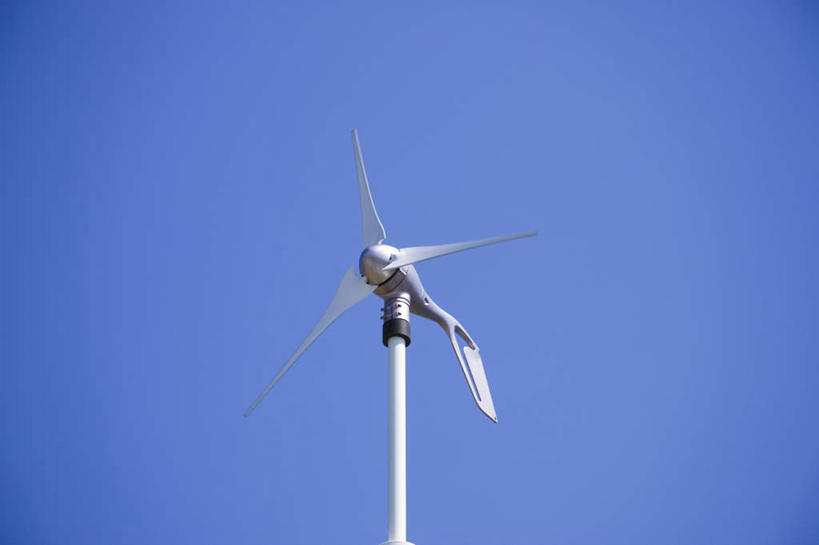 无人,横图,室外,白天,仰视,农业,风力发电机,风车,金属制品,阴影,环保,电力,光线,金属,影子,旋转,设备,一个,蓝色,蓝天,天空,阳光,天,发电,机械,工业,能源,晴朗,单个,资源,风力机,利用,低碳,万里无云,风力发电,风力涡轮机,风轮机,晴空,晴空万里,彩图,低角度拍摄