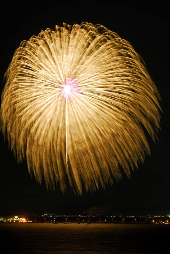 无人,竖图,室外,夜晚,仰视,海浪,海洋,烟火,夜景,神奈川,日本,亚洲,节日,庆祝,光线,光泽,圆形,浪花,光芒,神奈川县,文化,一个,黄色,黑色,天空,海水,焰火,天,庆典,闪耀,单个,纪念,耀眼,闪烁,礼花,光辉,海景,东亚,镰仓,本州,关东地方,本州岛,日本国,花炮,礼花炮,毫光,烟花,大海,风浪,海,海水的波动,近岸浪,涌浪,彩图,低角度拍摄