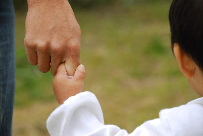 东方人,婴儿,儿童,手,两个人,家庭,父亲,站,握手,横图,室外,特写,白天,纯洁,草地,草坪,植物,亚洲,双手,朦胧,模糊,黄种人,草,小孩,背面,绿色,站着,温暖,温馨,一家人,手部,父爱,可爱,童年,童趣,活泼,和睦,宝宝,童真,纯真,烂漫,无邪,伶俐,天真,男人,男性,年轻男性,亚洲人,孩子,年轻人,搀手,拉手,手拉手,手握手,站立,半身,彩图,融洽