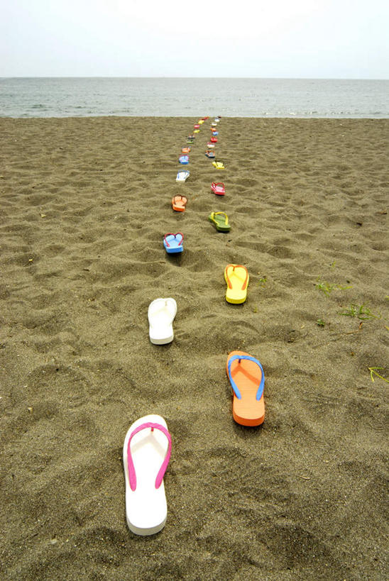 无人,竖图,俯视,彩色,室外,特写,白天,凉鞋,旅游,度假,海浪,海洋,美景,沙滩,鞋子,神奈川,日本,亚洲,一排,许多,整齐,沙子,海岸,景观,浪花,水平线,辽阔,海平线,沙地,神奈川县,娱乐,排列,粉色,黄色,红色,蓝色,绿色,白色,自然,海水,享受,休闲,广阔,橙色,景色,放松,一望无际,队列,自然风光,海景,东亚,本州,关东地方,本州岛,日本国,无边无际,一马平川,大海,风浪,海,海水的波动,海滩,近岸浪,涌浪,彩图,高角度拍摄,夹趾拖鞋,人字拖,人字拖鞋,水天相接,水天一线