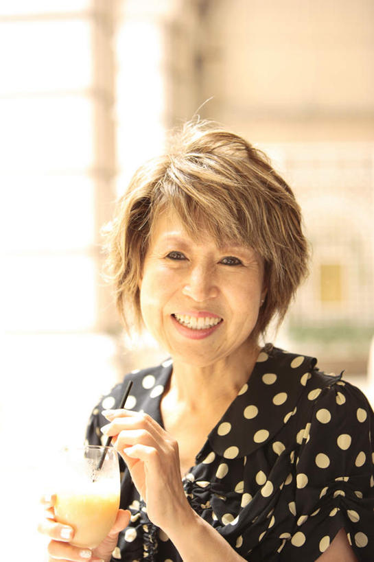 东方人,一个人,坐,笑,微笑,露齿笑,竖图,室内,白天,正面,裙子,杯子,亚洲,仅一个女性,仅一个人,阴影,连衣裙,朦胧,模糊,光线,影子,圆点,饮品,一杯,拿,拿着,注视,黄种人,玻璃制品,饮料,黑色,阳光,水杯,观察,看,仅一个中年女性,观看,察看,关注,女人,女性,中年女性,亚洲人,玻璃杯,坐着,半身,彩图