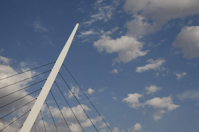 无人,横图,室外,白天,仰视,旅游,度假,美景,大桥,立交桥,桥梁,景观,云,云朵,高架,斜拉桥,桥,云彩,娱乐,蓝色,白云,蓝天,天空,自然,天,享受,休闲,景色,放松,晴朗,自然风光,晴空,彩图,低角度拍摄