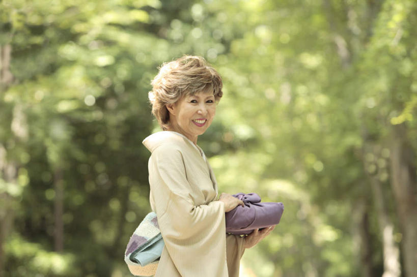 盒饭,东方人,一个人,站,笑,微笑,露齿笑,横图,室外,白天,侧面,民族服装,植物,礼盒,礼物,亚洲,仅一个女性,仅一个人,和服,朦胧,模糊,木制,便当,木盒,纸盒,棕色,拿,拿着,注视,黄种人,盒子,树,树木,绿色,自然,包装盒,木制品,容器,礼品盒,观察,看,站着,仅一个中年女性,便捷,服饰,礼品,生长,成长,观看,储藏,察看,便利,储存,关注,吴服,唐草,唐花,唐锦,快捷,弁当,女人,女性,中年女性,亚洲人,站立,半身,彩图,传统服装,民俗服,贮存,短发