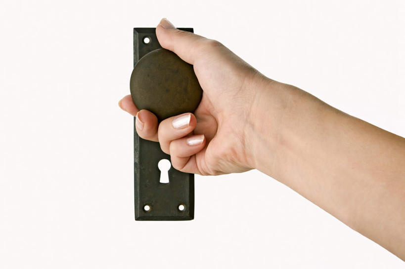 东方人,手,一个人,商务人士,商务女性,站,横图,室内,特写,白天,白色背景,亚洲,仅一个年轻女性,仅一个女性,仅一个人,套装,拿,拿着,黄种人,背面,把手,门把手,站着,手部,摄影,影棚,单手,门把,商务装,工薪阶层,年轻女性,女人,女性,亚洲人,白领,上班族,拉手,站立,半身,彩图,影棚拍摄,拍摄