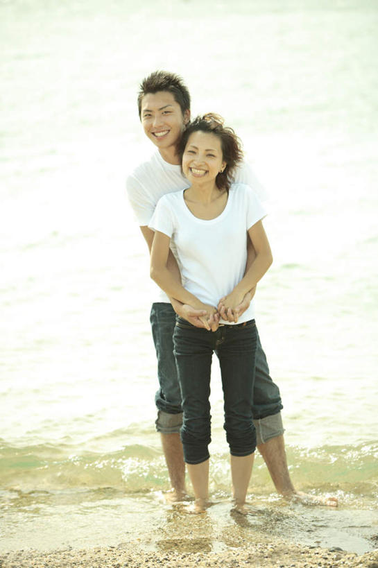 东方人,两个人,夫妻,站,抱,竖图,室外,白天,正面,爱情,海浪,海洋,亚洲,服装,浪花,云,云朵,浪漫,云彩,注视,休闲装,黄种人,衣服,白色,白云,天空,海水,天,观察,看,站着,休闲,休闲服,恩爱,恋人,服饰,抱着,观看,察看,搂着,关注,海景,男人,男性,年轻男性,年轻女性,女人,女性,亚洲人,夫妇,情侣,大海,风浪,海,海水的波动,近岸浪,涌浪,搂,搂抱,站立,彩图,全身,伴侣