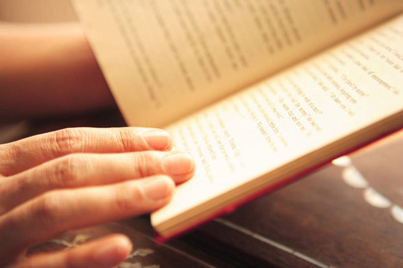 东方人,手,一个人,坐,横图,俯视,室外,特写,白天,看书,阅读,书籍,亚洲,双手,仅一个年轻女性,仅一个女性,仅一个人,学习,朦胧,模糊,拿,拿着,黄种人,书本,看,手部,读书,浏览,年轻女性,女人,女性,亚洲人,书,图书,坐着,半身,彩图,高角度拍摄