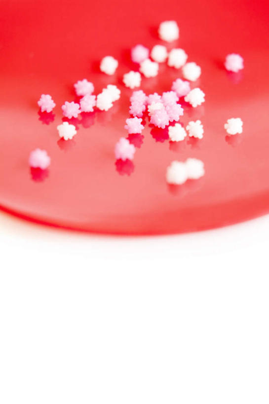 无人,竖图,俯视,室内,特写,白天,白色背景,餐具,许多,朦胧,模糊,散落,碟子,盘,食品,糖,糖果,甜点,甜品,软糖,食物,一个,粉色,红色,白色,盘子,碟,甜食,摄影,影棚,单个,彩图,高角度拍摄,影棚拍摄,拍摄