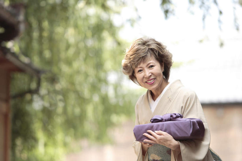 盒饭,东方人,一个人,家,站,笑,微笑,露齿笑,横图,室外,白天,正面,民族服装,植物,道路,街道,路,亚洲,仅一个女性,仅一个人,弯腰,和服,朦胧,模糊,木制,便当,木盒,房屋,屋子,小路,棕色,交通,拿,拿着,注视,黄种人,楼房,住宅,树,树木,绿色,自然,木制品,容器,观察,看,站着,仅一个中年女性,便捷,服饰,生长,成长,观看,储藏,察看,便利,储存,关注,吴服,唐草,唐花,唐锦,快捷,弯身,弁当,女人,女性,中年女性,亚洲人,站立,半身,彩图,传统服装,民俗服,房子,贮存,短发