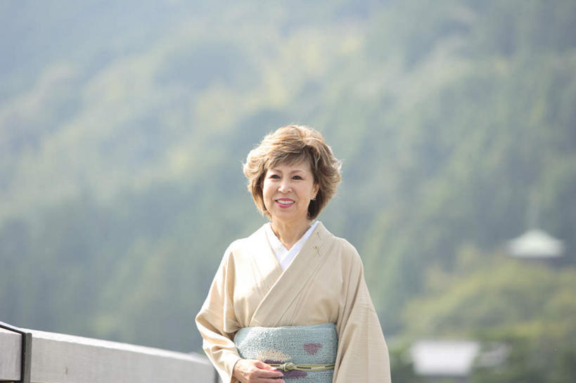 东方人,一个人,栏杆,站,笑,微笑,露齿笑,横图,室外,白天,正面,民族服装,森林,树林,植物,亚洲,仅一个女性,仅一个人,阴影,和服,朦胧,模糊,光线,影子,围栏,注视,黄种人,护栏,树,树木,绿色,阳光,自然,观察,看,站着,仅一个中年女性,服饰,生长,成长,观看,察看,关注,吴服,唐草,唐花,唐锦,女人,女性,中年女性,亚洲人,站立,半身,彩图,传统服装,民俗服