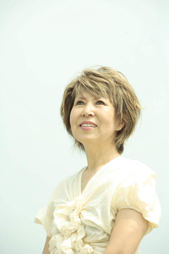 东方人,一个人,站,笑,微笑,露齿笑,竖图,室外,白天,正面,亚洲,仅一个女性,仅一个人,阴影,服装,光线,影子,云,云朵,棕色,云彩,注视,休闲装,黄种人,衣服,蓝色,白云,蓝天,天空,阳光,天,观察,看,站着,仅一个中年女性,休闲,休闲服,服饰,晴朗,观看,察看,关注,女人,女性,中年女性,亚洲人,晴空,站立,半身,彩图,短发