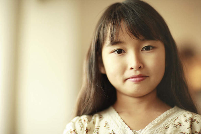 东方人,儿童,脸,头,脸颊,一个人,站,笑,微笑,横图,室内,特写,白天,正面,纯洁,亚洲,仅一个女性,仅一个人,朦胧,模糊,黄种人,肩膀,小孩,黑色,站着,仅一个小孩,可爱,童年,童趣,童真,烂漫,无邪,天真,女孩,女人,女性,亚洲人,孩子,头部,长发,脸部,脸蛋,面部,站立,半身,彩图,女生