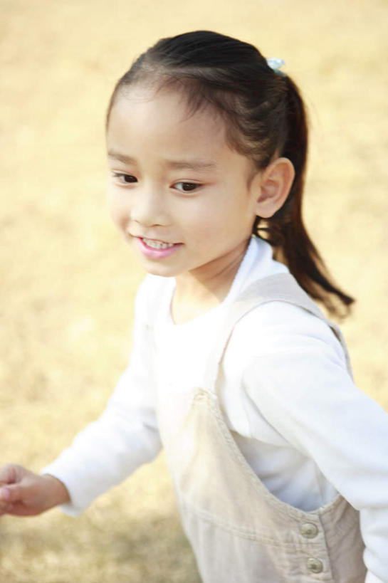 东方人,儿童,一个人,站,笑,微笑,露齿笑,竖图,室外,白天,正面,纯洁,草地,草坪,植物,亚洲,仅一个女性,仅一个人,阴影,服装,光线,影子,注视,休闲装,黄种人,草,小孩,衣服,绿色,白色,阳光,观察,看,站着,仅一个小孩,休闲,休闲服,可爱,童年,童趣,服饰,观看,察看,关注,童真,烂漫,无邪,天真,女孩,女人,女性,亚洲人,孩子,站立,半身,彩图,女生